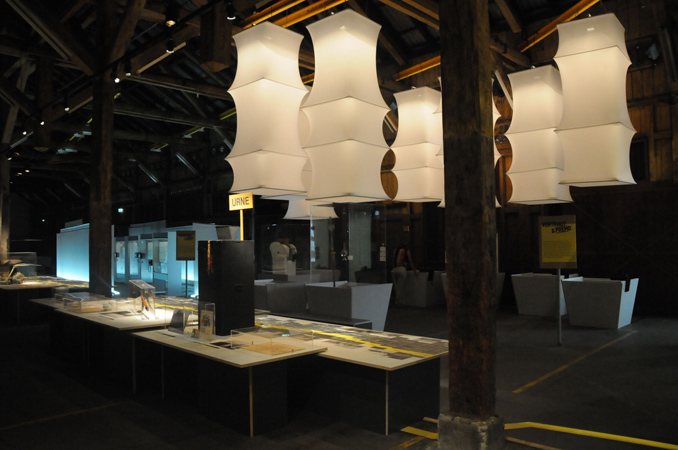 ausstellung leuchten mit stoff